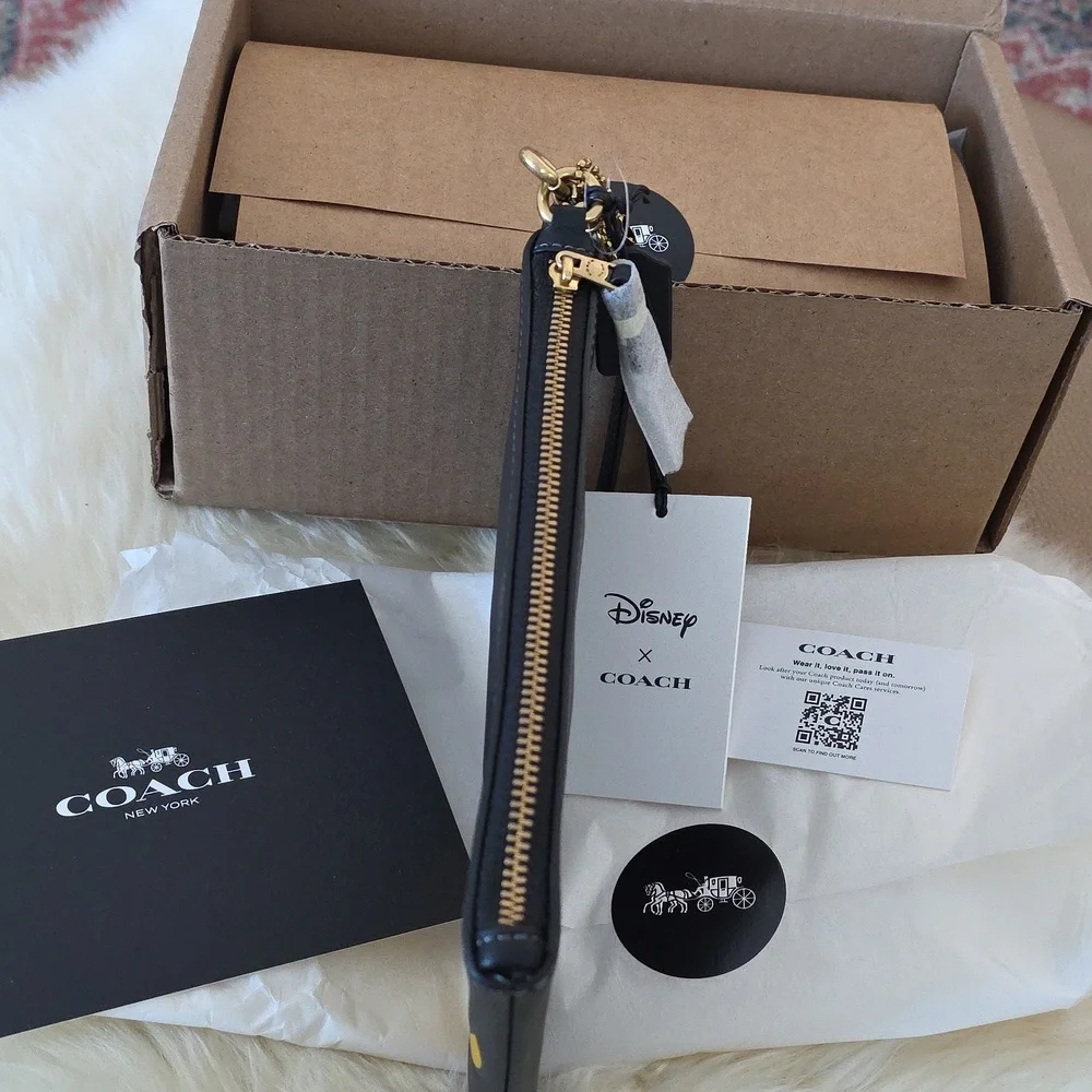 Adorable NWT Coach Disney X Pluto Essential Small Wristlet Wallet 🖤🐶❤️🎁 - Picture 6 of 12